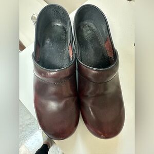 Dansko Clogs | Burgundy | SZ 38